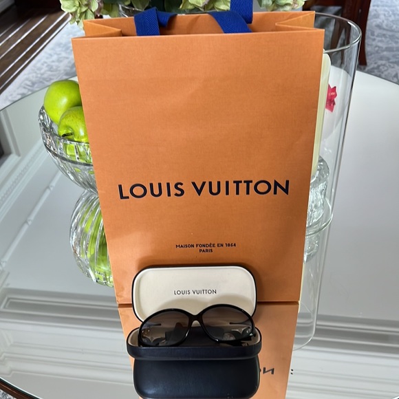 LOUIS VUITTON “IRIS” Sunnies😎 - Picture 16 of 17